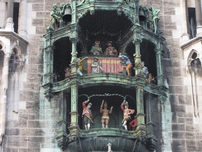 beelden_rathaus munchen.jpg - Een detail van het Rathaus. Een prachtige klokkenspel boven de ingang. uitgebeeld worden delen uit de geschiedenis van München. Het onderste klokkenspel beeld de schäfflertanz uit.